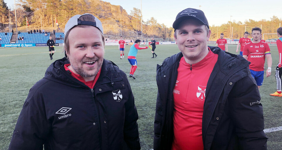 Torridals trenere. Remi Håverstad (t.v.) og Aleksander Davey kunne smile etter kampen mot Fløy 2 tirsdag kveld. Nå gleder de seg til kampen mot Søgne på Hommeren lørdag.