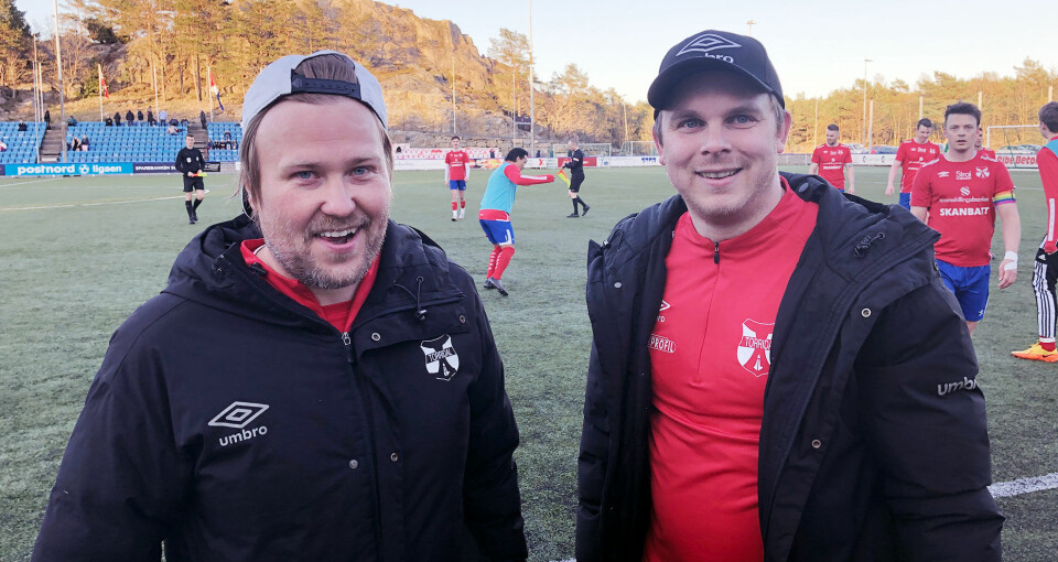 Torridals trenere. Remi Håverstad (t.v.) og Aleksander Davey kunne smile etter kampen mot Fløy 2 tirsdag kveld. Nå gleder de seg til kampen mot Søgne på Hommeren lørdag.