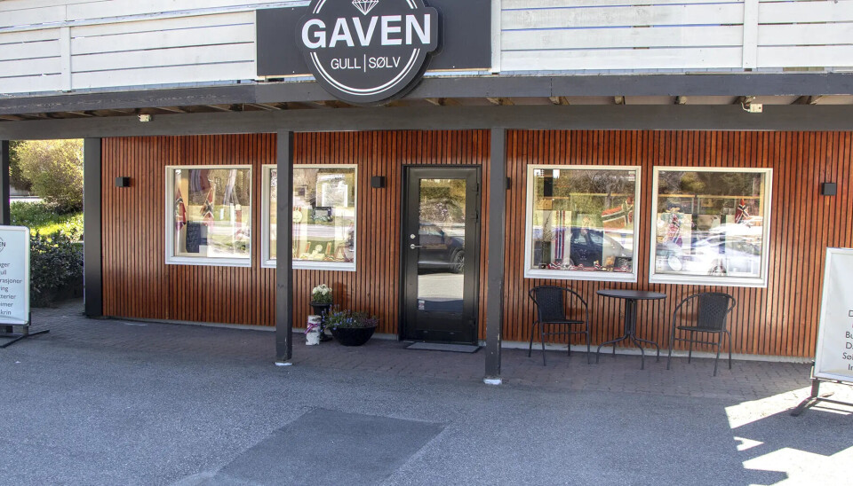 Det er virksomheten Gaven gull og sølv som har fått lisens til å produsere og omsette sølvsmykket med motiv fra «Sol» av kunstneren Christians Sunde. Det er virksomheten Gaven gull og sølv som har fått lisens til å produsere og omsette sølvsmykket med motiv fra «Sol» av kunstneren Christians Sunde.