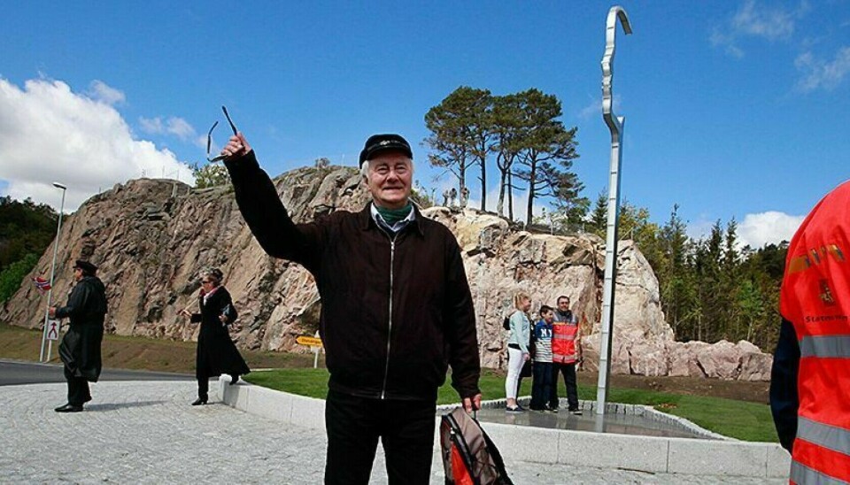 Lokalhistoriker Jostein Andreassen under avdukingen av Sol i rundkjøringen ved Tangvall i det som den gang var E39. Lokalhistoriker Jostein Andreassen under avdukingen av Sol i rundkjøringen ved Tangvall i det som den gang var E39.