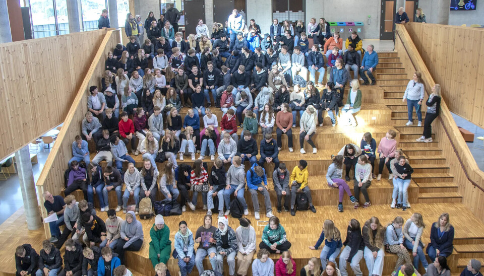 Elever og lærere samlet på Tangvall skole torsdag morgen klare til å starte opp skolens bærekraftsuke. Elever og lærere samlet på Tangvall skole torsdag morgen klare til å starte opp skolens bærekraftsuke.