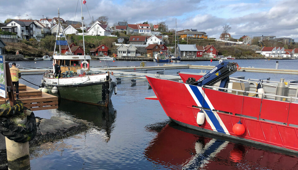 Skøyta som har ligget innerst i Lindebøkilen på Flekkerøy i tre måneder skal settes på land torsdag for å unngå ytterligere forurensing i sjøen.