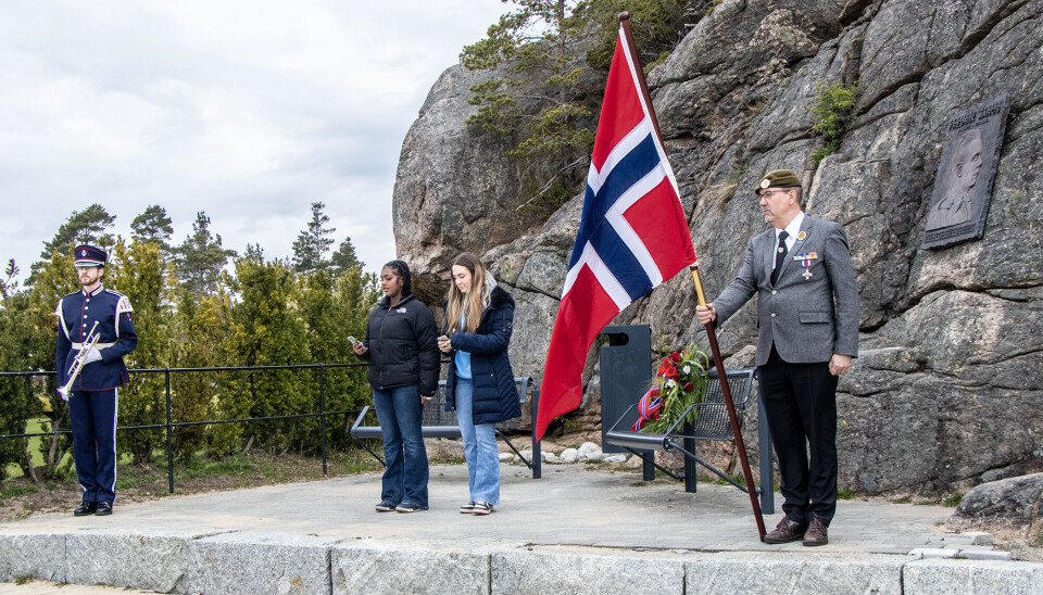 Det var Eliana Girma og Emilija Milovanovic fra Tangvall skole som holdt appell ved minnesmerket over Fredrik Aaraas i fjor. Her sammen med Harald Evensen fra NVIO og Jørgen Wesenberg Helland fra Tveit Union musikkorps.