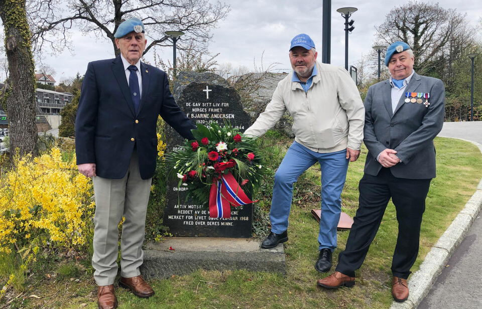 Odd Helge Olsen t.v., Hugo Thoresen og Ove Austrud fra NVIO (Norsk Veteranforbund for internasjonale operasjoner) la ned krans ved minnesteinen utenfor Flekkerøy kirke.