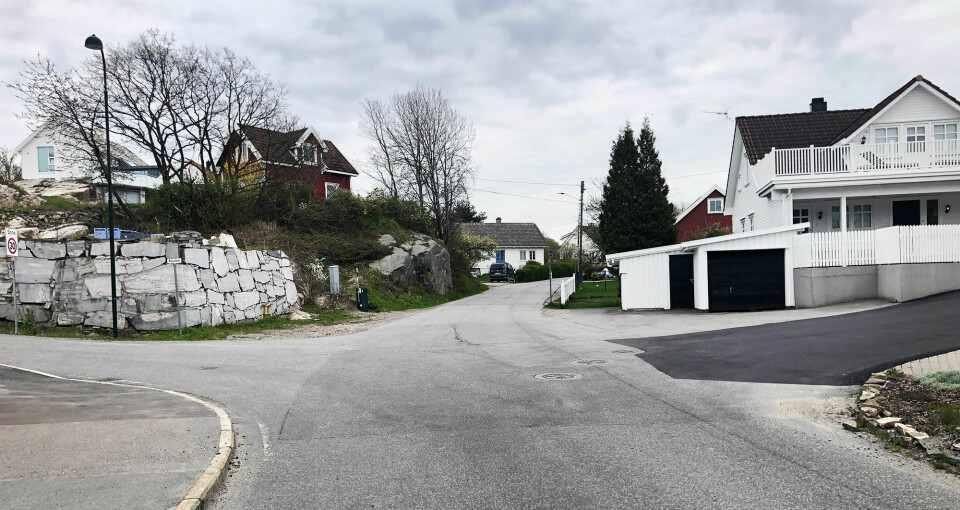 Fra dette krysset nede i Skålevigsgarden, og i krysset inn til Paulen, skal det asfalteres videre utover fylkesveien og ut til Geiderøya.