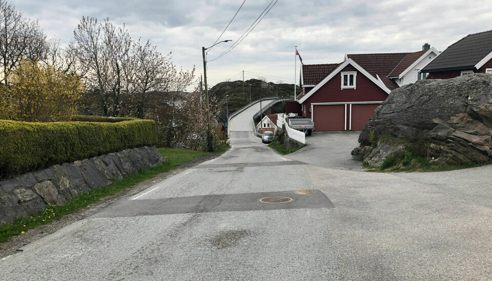 Det skal asfalteres ned denne bakken, og det hele avsluttes der hvor folket møter den store parkeringsplassen ute på Geiderøya, på andre siden av broa over Skibbusundet.