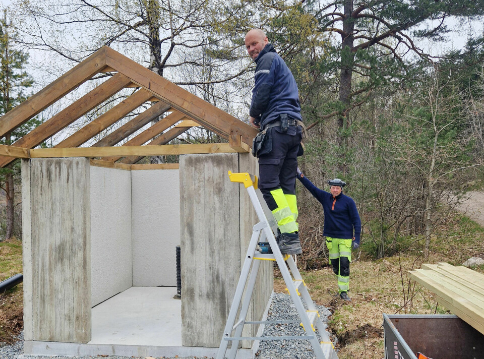 Fredrik Gustavson og Terje Greibesland på Stemtjønn hvor det nye toalettbygget settes opp nå.