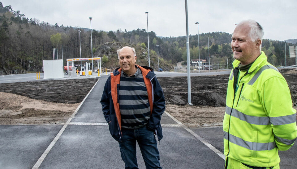 Etableringssjef i St1 Bård A. Granerud og senior kommunikasjonsrådgiver i Nye Veier Nils B. Rinde ved den nye døgnhvileplassen som har oppstillingsplass for 25 tunge kjøretøy.