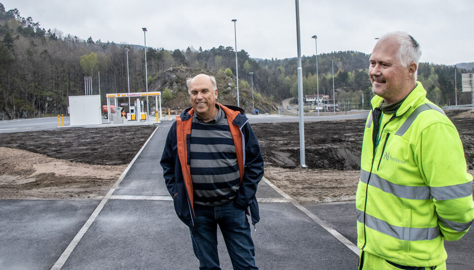 Etableringssjef i St1 Bård A. Granerud og senior kommunikasjonsrådgiver i Nye Veier Nils B. Rinde ved den nye døgnhvileplassen som har oppstillingsplass for 25 tunge kjøretøy. Etableringssjef i St1 Bård A. Granerud og senior kommunikasjonsrådgiver i Nye Veier Nils B. Rinde ved den nye døgnhvileplassen som har oppstillingsplass for 25 tunge kjøretøy.