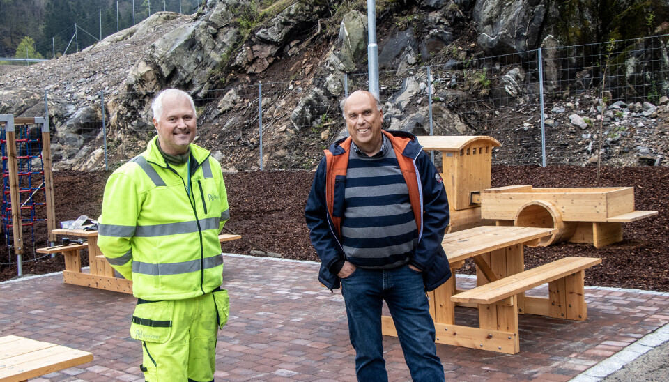 Utvendig hvileplass med lekeapparater, luftegård for hunder og fasiliteter for å ta en pust i bakken er plassert i et bilfritt område. Utvendig hvileplass med lekeapparater, luftegård for hunder og fasiliteter for å ta en pust i bakken er plassert i et bilfritt område.