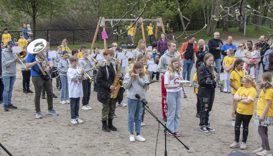 - Et korps måtte vi nesten ha med, og det ordnet seg med Songdalen skolekorps, selv om de er mer enn nok opptatt med å forberede seg til 17. mai, konstaterte rektor Tim Kelly. - Et korps måtte vi nesten ha med, og det ordnet seg med Songdalen skolekorps, selv om de er mer enn nok opptatt med å forberede seg til 17. mai, konstaterte rektor Tim Kelly.