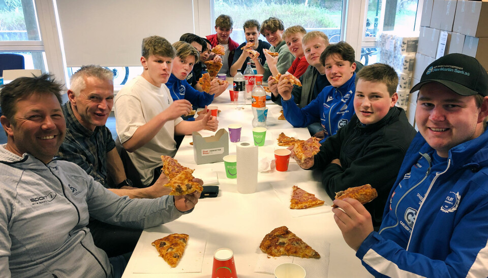 De eldste gutta i Fløy Håndball, med ledere, lot seg ikke be to ganger da pizzaen ble servert. De eldste gutta i Fløy Håndball, med ledere, lot seg ikke be to ganger da pizzaen ble servert.