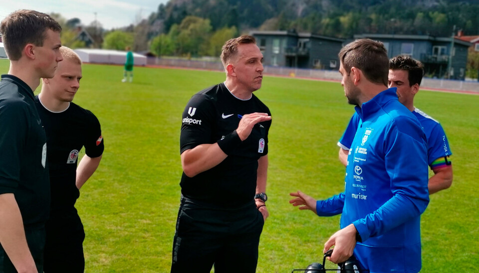 Morten Dalene og Ditlef Ueland diskuterer med dommertrioen.