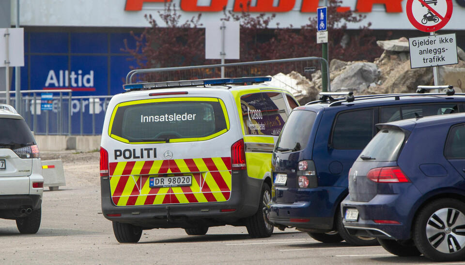 Flere politipatruljer søkte etter angivelige gjerningspersoner, også på Tangvall søndag ettermiddag.