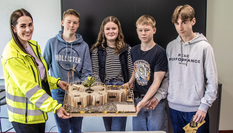 Lena Løland fra EBA har nettopp overrakt premie til Håkon, Caroline, David og Jens. Mats var ikke til stede mandag. Lena Løland fra EBA har nettopp overrakt premie til Håkon, Caroline, David og Jens. Mats var ikke til stede mandag.