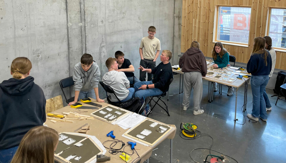 Ungdomsskoleelevene i arbeid med prosjektet i lokalene til Søgne videregående skole.