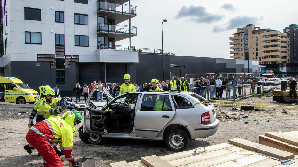 Elevene ved 10. trinn på Tangvall skole gjennomførte trafikksikkerhetsdag tirsdag. Ambulansepersonell og brannmannskaper øver for å perfeksjonere ferdigheter.
