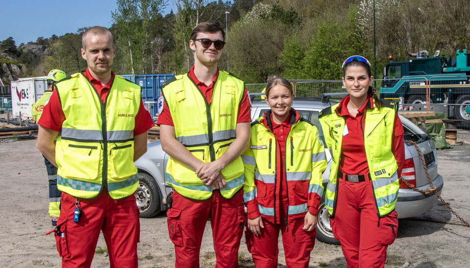 Hans Martin Landro, Torjus Roset og Jennifer Skreosen er han første års lærling i ambulansefaget, mens Sandra Ohme om kort tid er klar for å ta fagbrev som ambulansearbeider. Hans Martin Landro, Torjus Roset og Jennifer Skreosen er han første års lærling i ambulansefaget, mens Sandra Ohme om kort tid er klar for å ta fagbrev som ambulansearbeider.