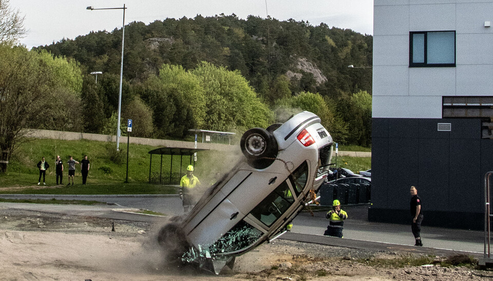 I 70 km/t treffer bilen bakken og blir påført store skader som gjør det nødvendig for nødetatene å frigjøre «skadde» personer fra vraket. I 70 km/t treffer bilen bakken og blir påført store skader som gjør det nødvendig for nødetatene å frigjøre «skadde» personer fra vraket.