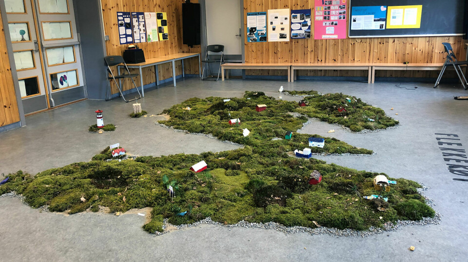Skoleelever ved 7. trinn på Flekkerøy skole har laget øya i miniatyr i et av klasserommene på skolen.