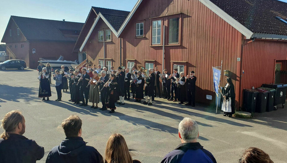 Søgne musikkorps på brygga på Ålo i morgentimene nasjonaldagen.