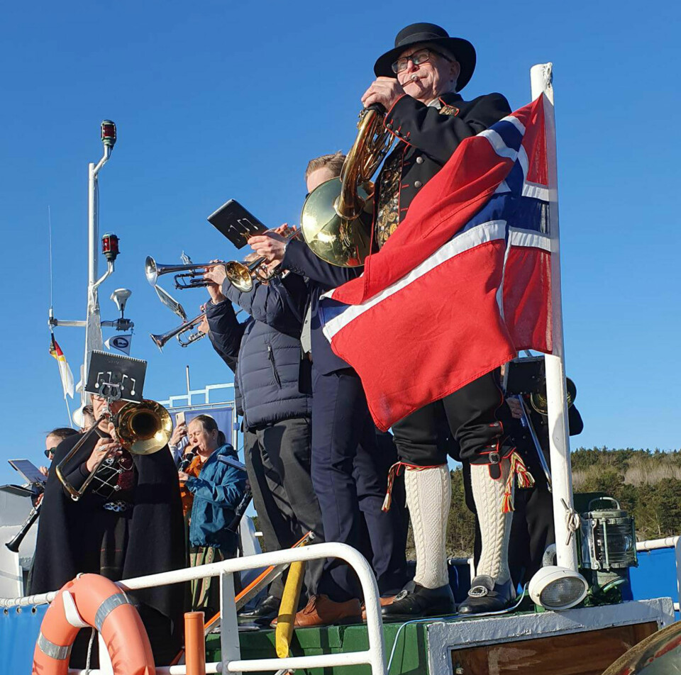 Søgne musikkorps ankommer Ålo ombord på MB Høllen.