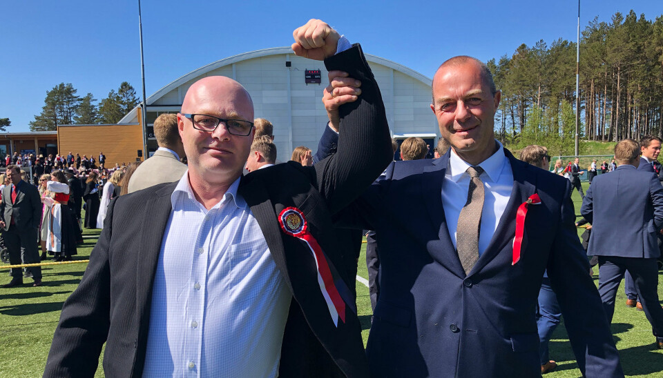 Ragnvald Eeg t.v. og gjengen fra Østsida på Flekkerøy gikk seirende ut av drakampen med tau mot Frode Kjellevik og hans kamerater fra Vesterøya. Ragnvald Eeg t.v. og gjengen fra Østsida på Flekkerøy gikk seirende ut av drakampen med tau mot Frode Kjellevik og hans kamerater fra Vesterøya.