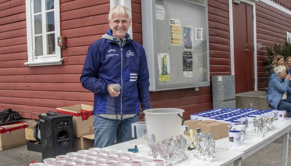 Jon Fjeld fra Søgne idrettslag friidrett med premier og medaljer til deltakerne i Tjomsevannet rundt. Jon Fjeld fra Søgne idrettslag friidrett med premier og medaljer til deltakerne i Tjomsevannet rundt.