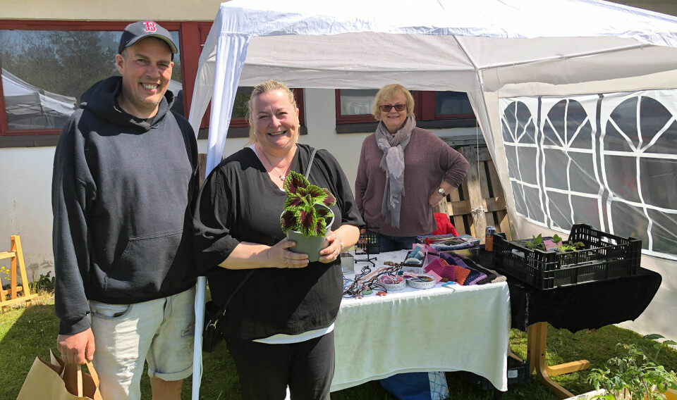 Linda Merete og Carles Vestberg handlet blomst av Kari Skage (t.h.) på bildet.