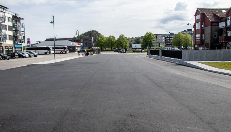 Det er ingen merking som skiller kjørefelt for vestgående trafikk (til høyre i dette bildet) fra resten av terminalområdet. Det er ingen merking som skiller kjørefelt for vestgående trafikk (til høyre i dette bildet) fra resten av terminalområdet.