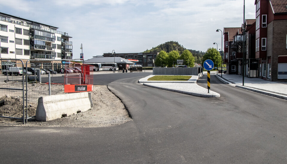 Østgående trafikk i Sentrumsveien skal til høyre for nedkjøringsrampen, vestgående skal på nordsiden, til venstre i bildet. Østgående trafikk i Sentrumsveien skal til høyre for nedkjøringsrampen, vestgående skal på nordsiden, til venstre i bildet.