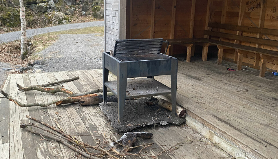 Denne store og tunge grillen er flyttet opp på scenen ute i Krageviga. Denne store og tunge grillen er flyttet opp på scenen ute i Krageviga.