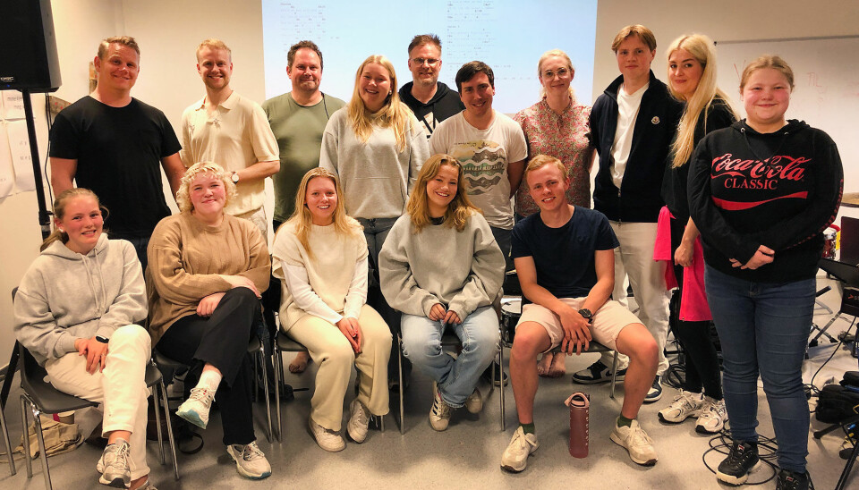 Her er Øygospel Lovsangsteam samlet på Solkollen barnehage til den siste finpussen før det braker løs i Flekkerøyhallen torsdag. Foran fra venstre (på stoler): Lea Amalie Voie, Ane Martine Haugskott, Martine Nilsen, Lisa Kristine Lindhjem og Kaleb Kleivset, Bak fra venstre: Audun Flaa Nilsen, Jonas Pedersen, Magne Liane, Lotte Tobiassen, Dag Ove Valsgård, Christian Stenbråten, Kristine Kristoffersen, Kristian Vik, Merete Høyåsen Liane og Vilde Bakke Knutsen. Her er Øygospel Lovsangsteam samlet på Solkollen barnehage til den siste finpussen før det braker løs i Flekkerøyhallen torsdag. Foran fra venstre (på stoler): Lea Amalie Voie, Ane Martine Haugskott, Martine Nilsen, Lisa Kristine Lindhjem og Kaleb Kleivset, Bak fra venstre: Audun Flaa Nilsen, Jonas Pedersen, Magne Liane, Lotte Tobiassen, Dag Ove Valsgård, Christian Stenbråten, Kristine Kristoffersen, Kristian Vik, Merete Høyåsen Liane og Vilde Bakke Knutsen.