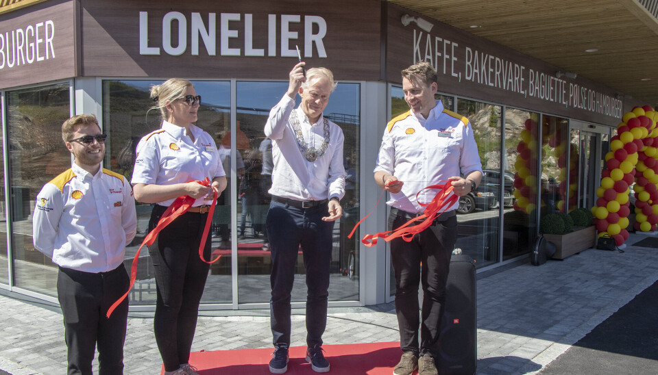 Det var Kristiansands ordfører, Jan Oddvar Skisland (Ap) som klippet snora med assistanse av butikksjef Liv Marit Olsen, regionsjef Emil Tollefsen og retailer Øystein Krüger. Det var Kristiansands ordfører, Jan Oddvar Skisland (Ap) som klippet snora med assistanse av butikksjef Liv Marit Olsen, regionsjef Emil Tollefsen og retailer Øystein Krüger.