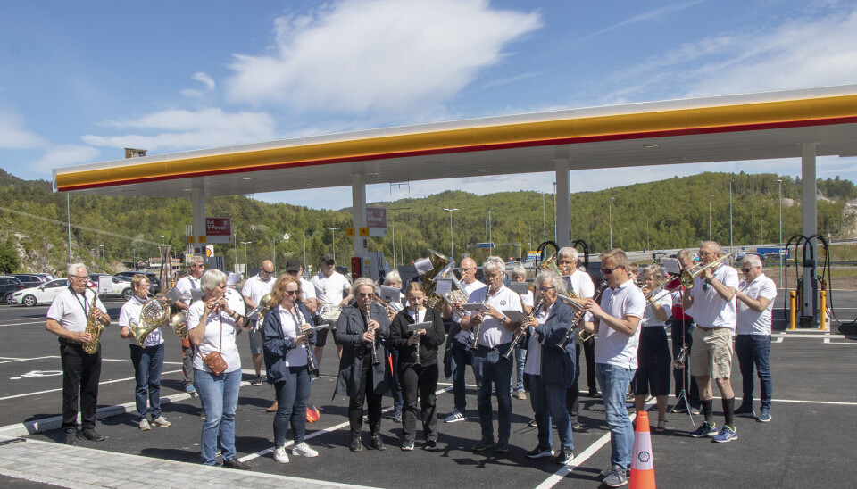 Søgne Musikkorps var engasjert for å spille under den offisielle åpningen av energistasjonen og fikk skryt både for prestasjoner og for å stille til spillejobb en vanlig arbeidsdag. Søgne Musikkorps var engasjert for å spille under den offisielle åpningen av energistasjonen og fikk skryt både for prestasjoner og for å stille til spillejobb en vanlig arbeidsdag.