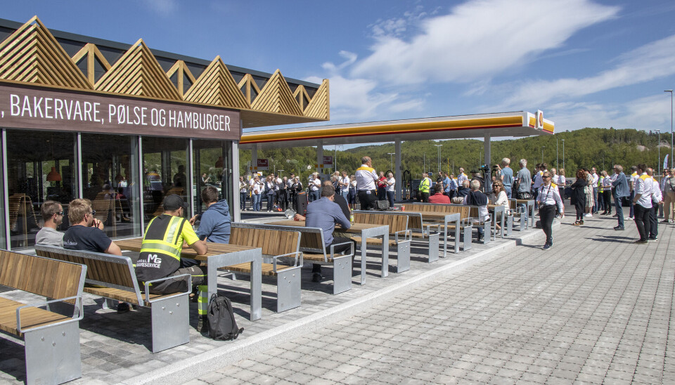Mange gjeste og god plass i finværet under åpning av den nye energistasjonen på Lonelier onsdag. Mange gjeste og god plass i finværet under åpning av den nye energistasjonen på Lonelier onsdag.