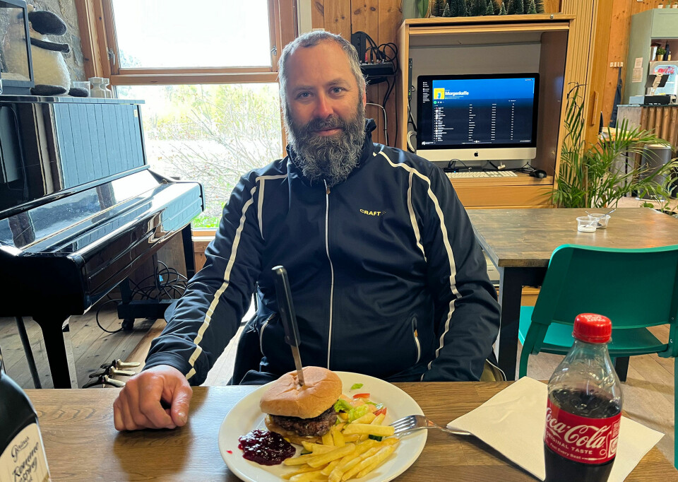 Artikkelforfatter Richard Tørressen med en elgburger på Kvæven.