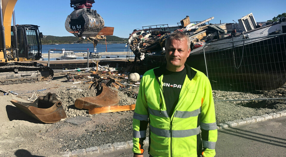 Produksjonssjef i Parkvesenet, Kurt Tange Jensen var på brygga i Lindebøkilen tirsdag og fikk med seg rivningen av skøyta.