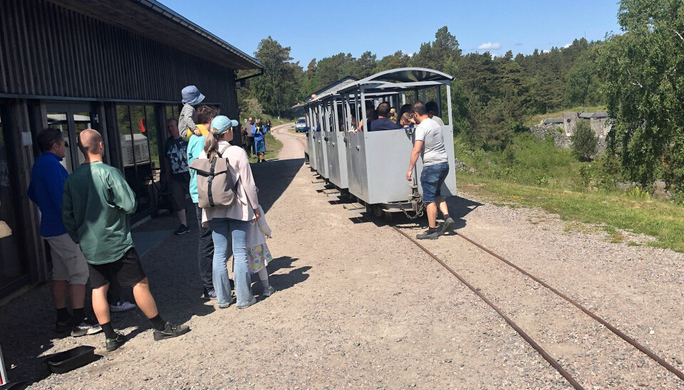 Etter omvisningen på den store kanonen, ble det kø nede på den vesle jernbanen, hvor museets eget mini-tog frakter folk rundt i området. Etter omvisningen på den store kanonen, ble det kø nede på den vesle jernbanen, hvor museets eget mini-tog frakter folk rundt i området.