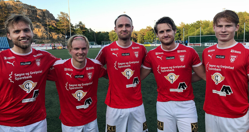 Daniel Aamodt t.v, scoret to ganger for Søgne. Kevin Johansen og Magne Karlsen scoret ett hver. Videre sees Fredrik Haldorsen og Johan Vigsø. De tre sistnevnte har tidligere spilt i Fløy.