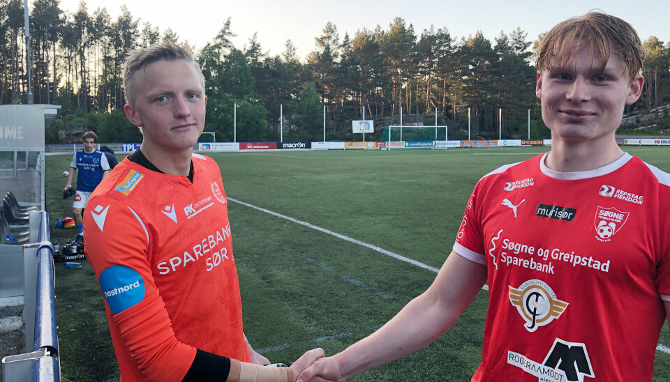 Johan Vigsø t.h. gikk fra Fløy til Søgne før denne sesongen. Her takkes han for kampen av Fløy-keeper Markus Kristiansen.