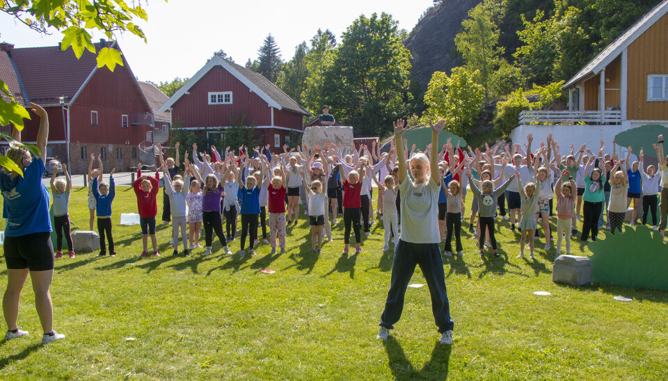 Hele Søgne danseklubb øver med egenproduserte rekvisitter på Søgnetunet få dager før «Løvenes konge» fremføres i Agder teater kommende helg. Hele Søgne danseklubb øver med egenproduserte rekvisitter på Søgnetunet få dager før «Løvenes konge» fremføres i Agder teater kommende helg.