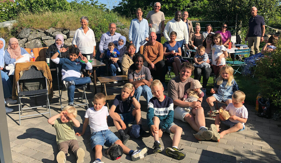 Personer som har gått på Språkkafeen hadde med seg sine små, samt venner av familiene under sommeravslutningen på Mæbø.