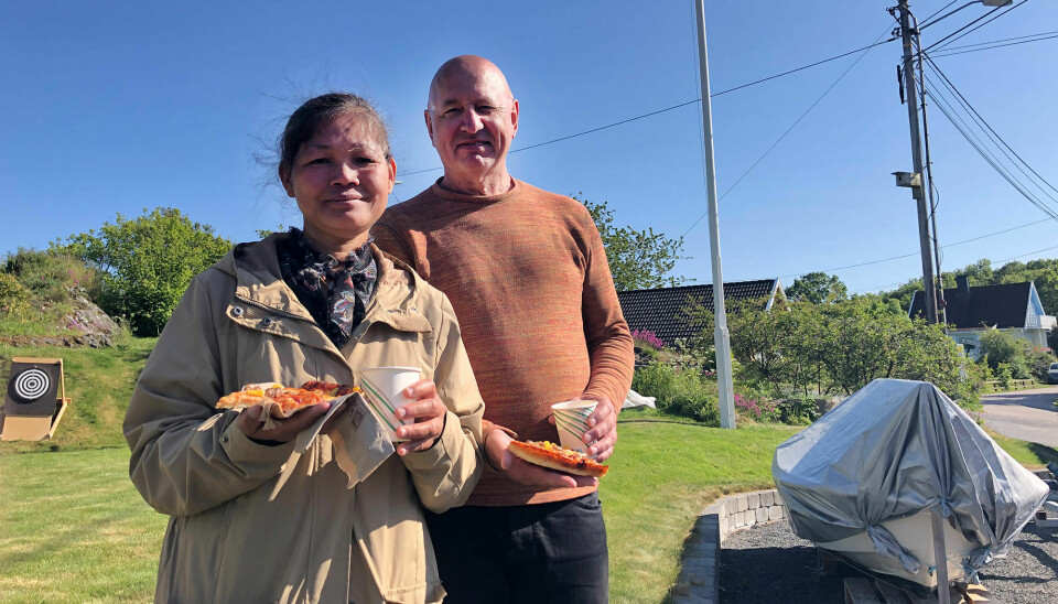 Buppha kommer fra Thailand og deltar på Språkkafeen. Her er hun sammen med mannen Avak Jahren som er oppvokst i Grimstad, men flyttet til Oslo hvor han bodde i mange år.