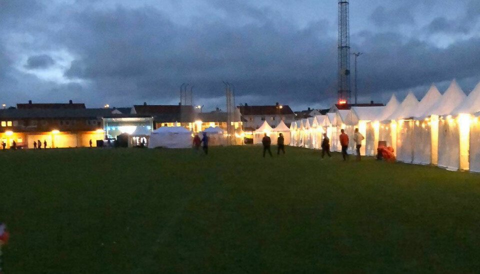 «Stafett for livet» vare i ett helt døgn. Mange lag setter opp sine egne telt, og slik så det ut på den gamle stadion da mørket senket seg over Lundsiden.