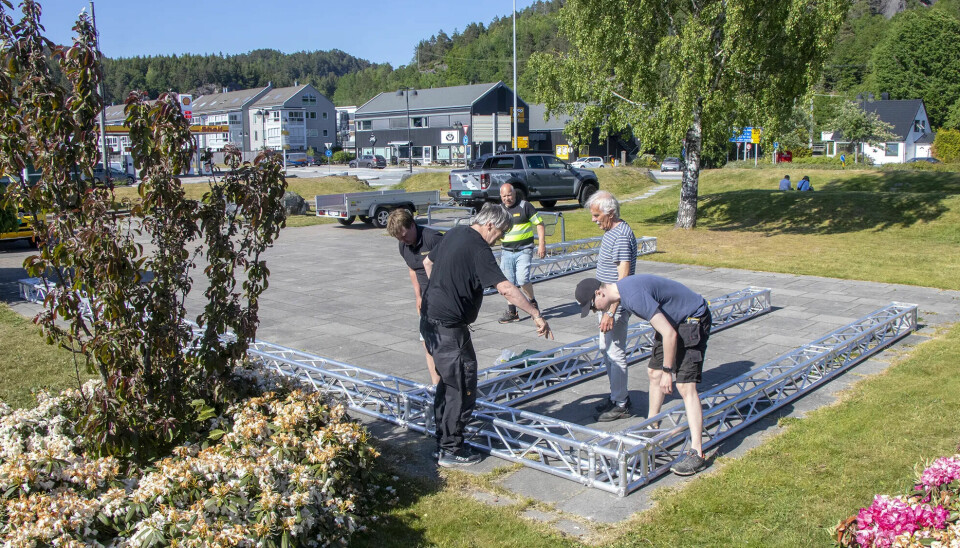 Trosseriggen monteres og gjøres klar for å heises på plass av dugnadsgjengen bestående av Jardar Lie, Per Svendsen, Marius Gundersen, Egil Olsen og Otto Eriksen.
