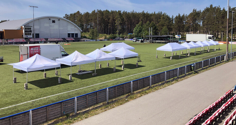 Slik så det ut på Cemo Arena fredag ettermiddag. Enda flere partytelt blir reist før arrangementet starter lørdag.