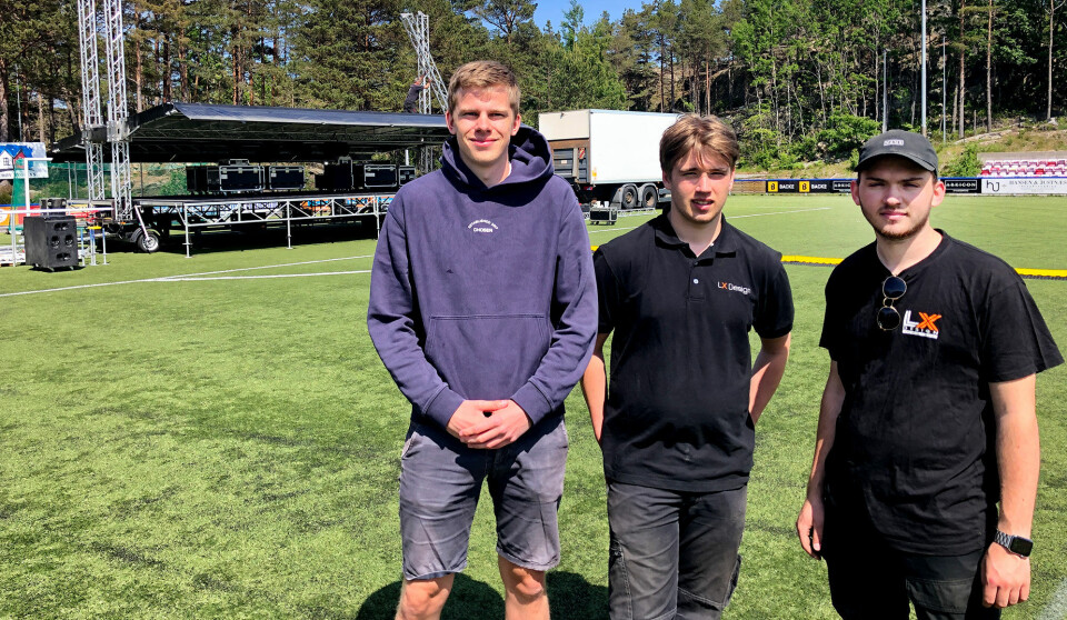 Scenen rigges klar. Fra venstre Daniel Kulien som bor på Flekkerøy, jobber dugnad, videre Vågsbygd-guttene Tobias Trægde og Peder Carlsen fra LX Design som leverer alt det tekniske for The Event.