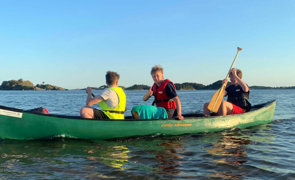 Simon t.v., David og Andreas på vei i kanoen fra Torvefjorden og inn mot Årossanden.