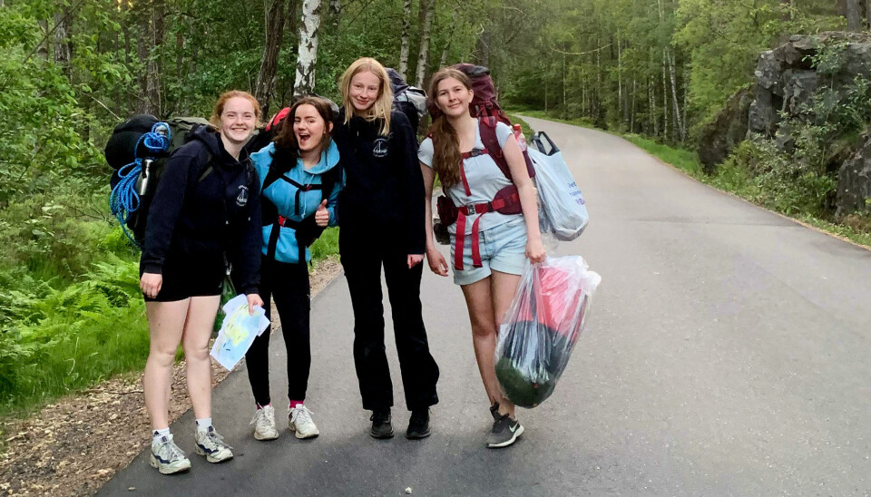 Disse fire jentene fra Flekkerøy BK Sjø tok i helgen Roverprøven. Her er Emma Olea t.v., Aina, Amalie og Miriam på vandring ute i skogen ved Åros. Disse fire jentene fra Flekkerøy BK Sjø tok i helgen Roverprøven. Her er Emma Olea t.v., Aina, Amalie og Miriam på vandring ute i skogen ved Åros.